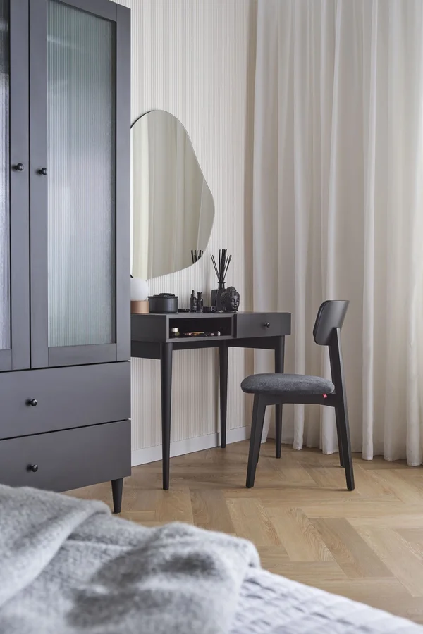 Elegancka toaletka w czerni i bieli
